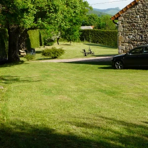Entretien régulier de pelouses résidentielles à Savignac-les-Églises.
